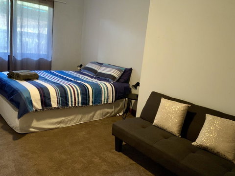 Beeâ€™s Place - 3 Bedroom Home On 10 Acres Of Land With Distant Ocean Views - QLD Tourism 6