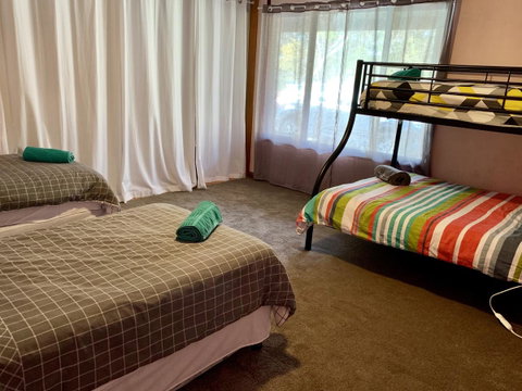 Beeâ€™s Place - 3 Bedroom Home On 10 Acres Of Land With Distant Ocean Views - QLD Tourism 7