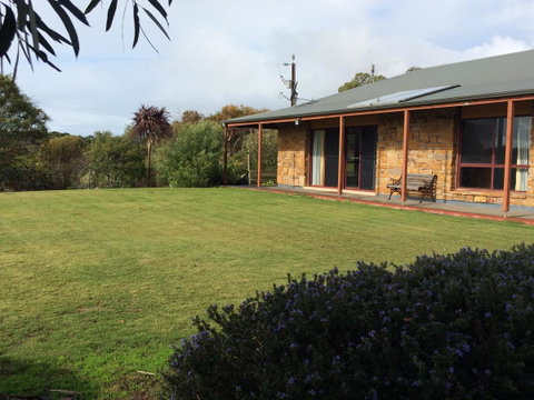Beeâ€™s Place - 3 Bedroom Home On 10 Acres Of Land With Distant Ocean Views - QLD Tourism 4