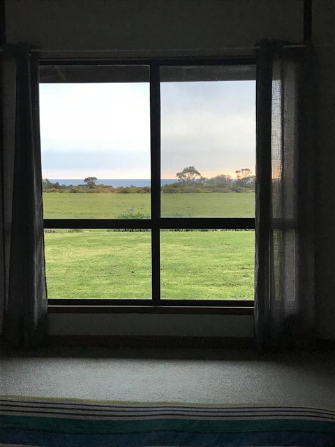 Beeâ€™s Place - 3 Bedroom Home On 10 Acres Of Land With Distant Ocean Views - QLD Tourism 20