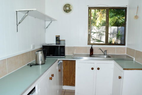1 Min. Walk To Beach Horeseshoe Bay Holiday Units - Queensland Tourism 5