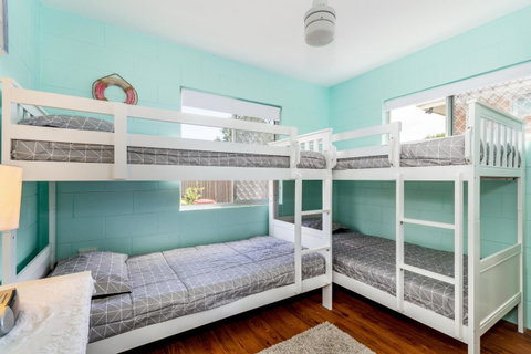 Charm And Comfort In This Ground Floor Unit With Water Views! Welsby Pde, Bongaree - QLD Tourism 13