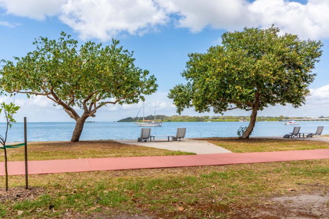 Charm And Comfort In This Ground Floor Unit With Water Views! Welsby Pde, Bongaree - QLD Tourism 15