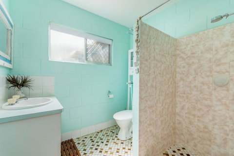 Charm And Comfort In This Ground Floor Unit With Water Views! Welsby Pde, Bongaree - QLD Tourism 11
