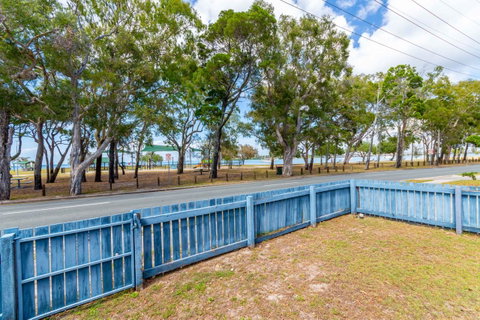 Charm And Comfort In This Ground Floor Unit With Water Views! Welsby Pde, Bongaree - QLD Tourism 12