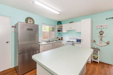 Charm And Comfort In This Ground Floor Unit With Water Views! Welsby Pde, Bongaree - QLD Tourism 10