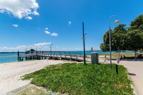 Private Canal Duplex With Pontoon - Oleander Drive, Bongaree - QLD Tourism 14