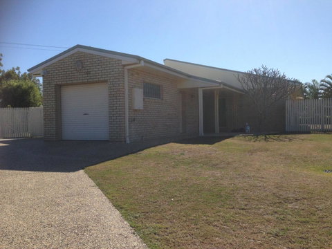 Private Canal Duplex With Pontoon - Oleander Drive, Bongaree - QLD Tourism 7