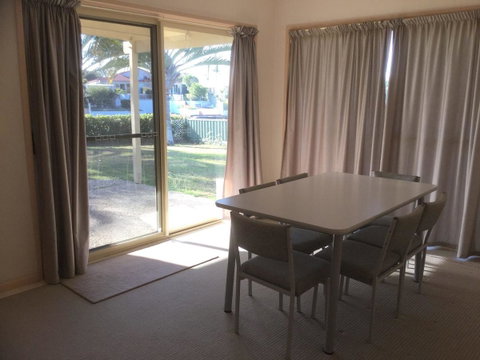 Private Canal Duplex With Pontoon - Oleander Drive, Bongaree - QLD Tourism 9