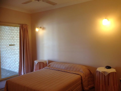 Private Canal Duplex With Pontoon - Oleander Drive, Bongaree - QLD Tourism 11