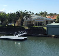 Ground floor family unit on the canal with free WIFI - QLD Tourism