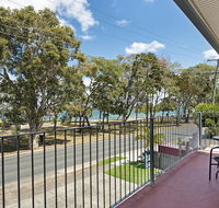 First floor unit close to shops park and waterfront - QLD Tourism