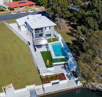 Stunning Canal Home Oh So Close To The Waterfront - QLD Tourism