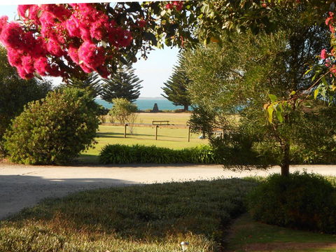 King Island Accommodation Cottages - QLD Tourism 1