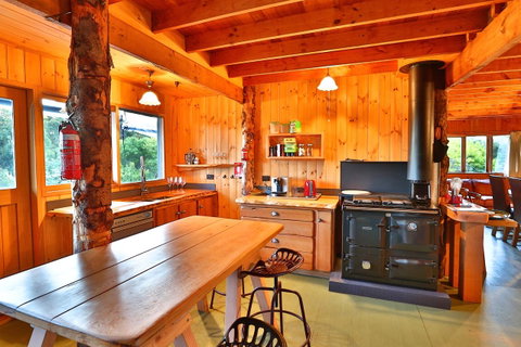 Bruny Island Lodge - QLD Tourism 3