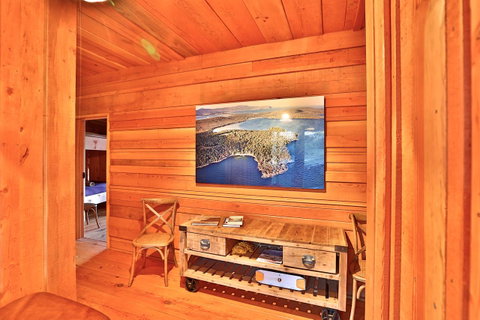 Bruny Island Lodge - QLD Tourism 7