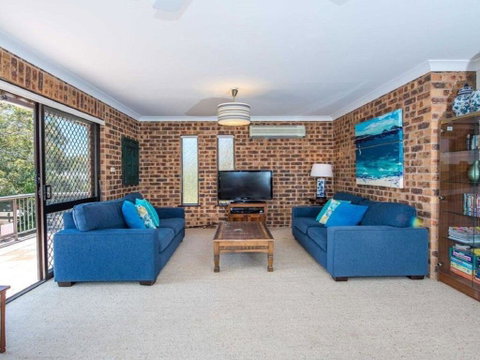 'COLUMBIA VIEWS', 2/9 COLUMBIA CLOSE - AIRCON, WIFI, NETFLIX, VIEWS & BOAT PARKING - QLD Tourism 3