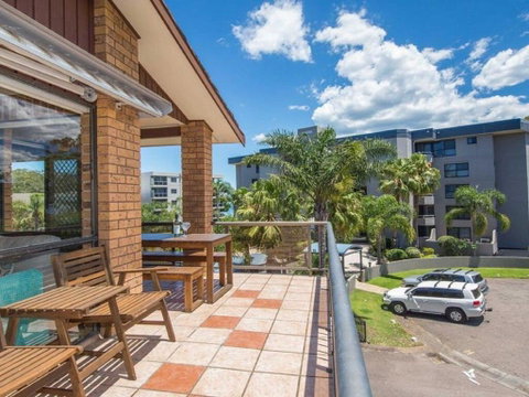 'COLUMBIA VIEWS', 2/9 COLUMBIA CLOSE - AIRCON, WIFI, NETFLIX, VIEWS & BOAT PARKING - QLD Tourism 1