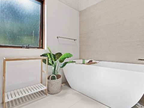 'Nunkeri', 5 Kerrie Close - Stunning House With Fabulous Views, Linen, WIFI & Air Conditioning - QLD Tourism 2