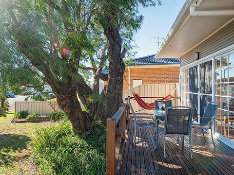 'The Croft' 11 Boulder Bay Rd - Cosy Beach House With Aircon & Only 270m To The Beach - QLD Tourism 1