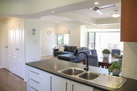 'Top Tier' Dog Friendly Holiday Home - QLD Tourism 2