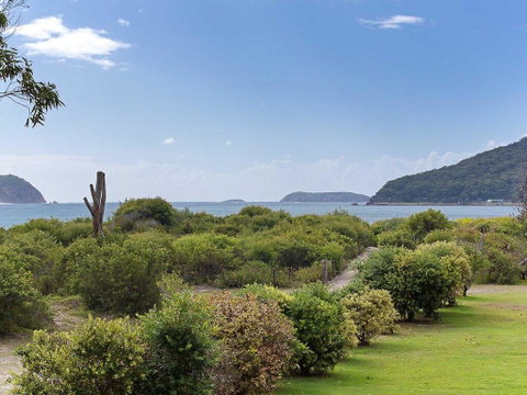 1 'Intrepid', 3 Intrepid Close - Amazing Views Of Shoal Bay, Only 100m From The Beach - QLD Tourism 2