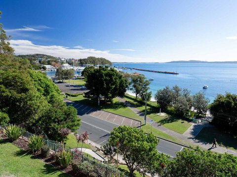 1 'Kiah', 53 Victoria Parade - Stunning Views, Wifi, Aircon, Just Across The Road To The Water - QLD Tourism 0