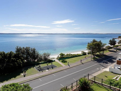 1 'Kiah', 53 Victoria Parade - Stunning Views, Wifi, Aircon, Just Across The Road To The Water - QLD Tourism 2