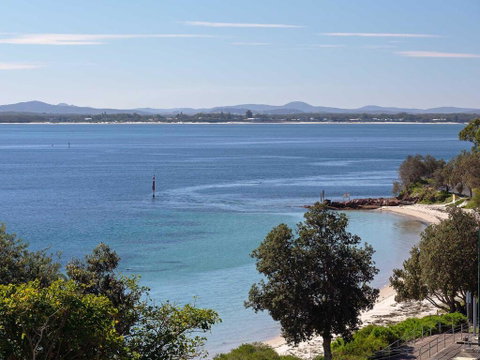 1 'Kiah', 53 Victoria Parade - Stunning Views, Wifi, Aircon, Just Across The Road To The Water - QLD Tourism 3