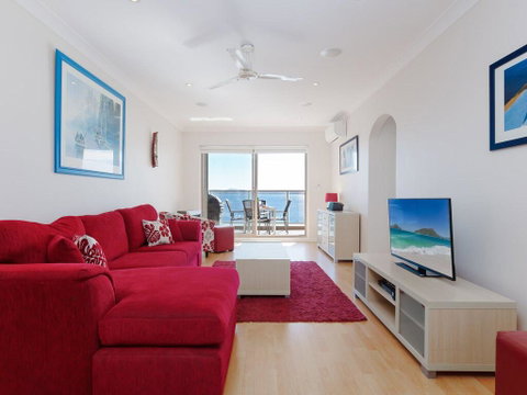 1 'Kiah', 53 Victoria Parade - Stunning Views, Wifi, Aircon, Just Across The Road To The Water - QLD Tourism 1