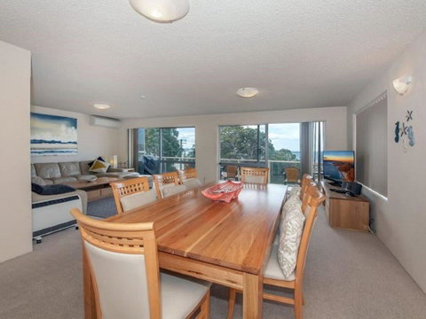 1 'Laman Lodge', 15 Laman Street - Stunning Air Conditioned Unit With Water Views And WIFI - QLD Tourism 3