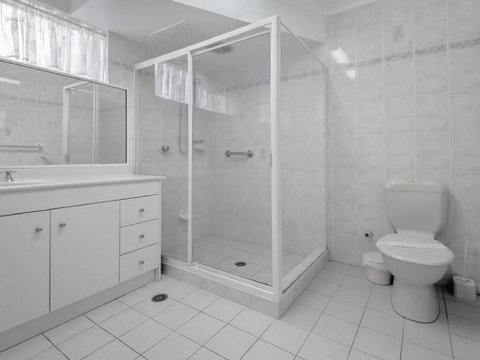 1 'Laman Lodge', 15 Laman Street - Stunning Air Conditioned Unit With Water Views And WIFI - QLD Tourism 1