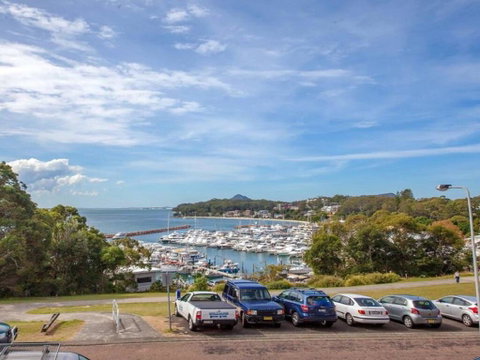 1 'Laman Lodge', 15 Laman Street - Stunning Air Conditioned Unit With Water Views And WIFI - QLD Tourism 2