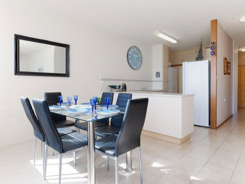 1 'Little Hut', 20 Kurrawa Close - Spectacular Water Views, NBN & Air Conditioned - QLD Tourism 3