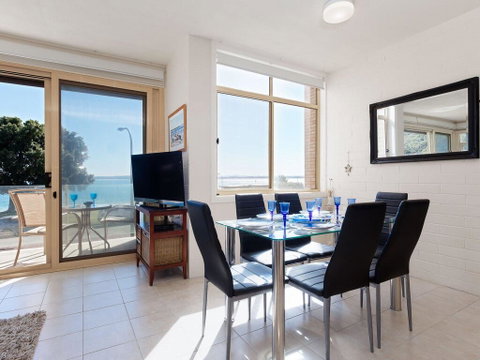 1 'Little Hut', 20 Kurrawa Close - Spectacular Water Views, NBN & Air Conditioned - QLD Tourism 1