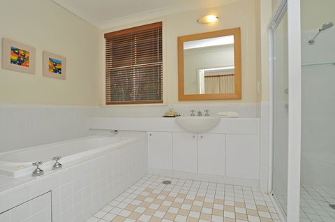 1 Bedroom Executive Villa Located Within Cypress Lakes - QLD Tourism 1