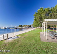 10 'Magnus Gardens' 7 Magnus Street - air conditioned  walk to town centre