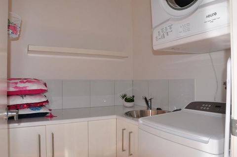 10 Double Island Drive - Modern Family Home, Centrally Located, Swimming Pool & Outdoor Area - QLD Tourism 3