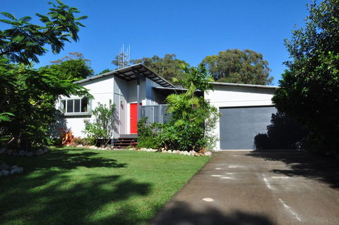 10 Double Island Drive - Modern Family Home, Centrally Located, Swimming Pool & Outdoor Area - QLD Tourism 0