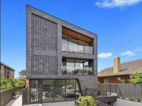 106, Modern Prestige, 3-Storey New Establishment - Queensland Tourism 0