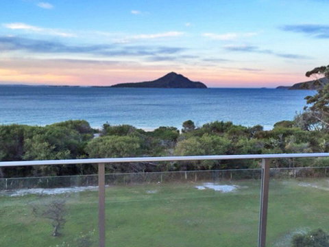 11 'Luskin Lodge' 29 Weatherly Close - Stunning Water Views - QLD Tourism 1