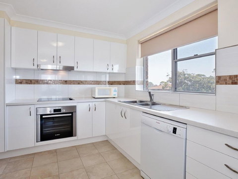 11 'Luskin Lodge' 29 Weatherly Close - Stunning Water Views - QLD Tourism 3