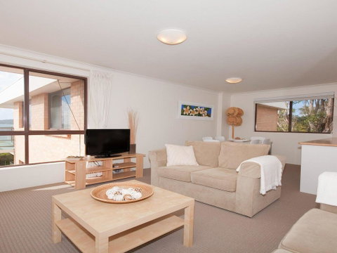 11 'Promenade' 8 Intrepid Close - Air Conditioned Unit With Beautiful Water Views - QLD Tourism 1
