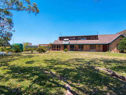 11 Bay Street - Waterfront Holiday - QLD Tourism 1