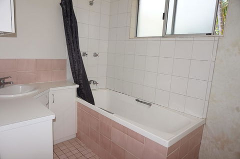 11 Bomburra Court - Rainbow Beach, Comfortable Beach House, Plenty Of Boat Parking - QLD Tourism 1