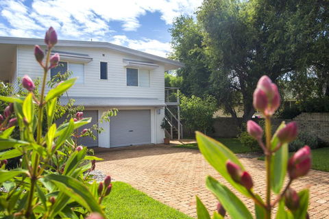 11 Riley St - Stylishly Modern - QLD Tourism 0