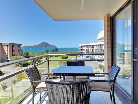 12 'Commodore', 6 Intrepid Close - Beautiful Water Views - QLD Tourism 0