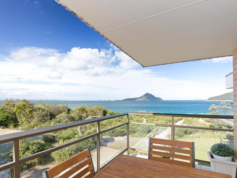 12 'Intrepid' 3 Intrepid Close - Right On The Beachfront - QLD Tourism 0
