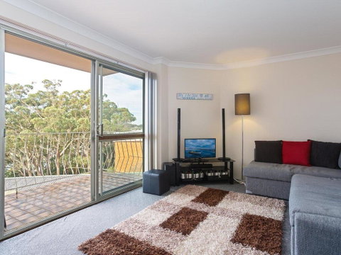 12 'Thurlow Lodge', 6 Thurlow Avenue - Water Views, Pool And Central Location - QLD Tourism 1