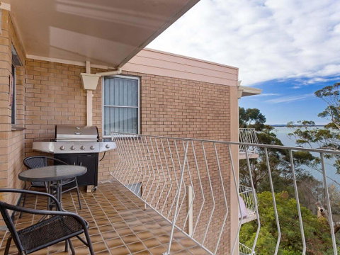 12 'Thurlow Lodge', 6 Thurlow Avenue - Water Views, Pool And Central Location - QLD Tourism 2